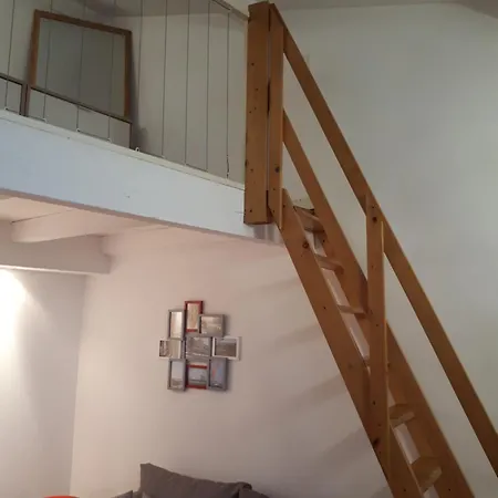 Petite Maison Avec Une Cour *