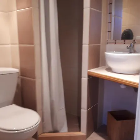 Petite Maison Avec Une Cour *