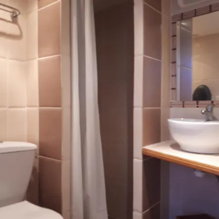 Petite Maison Avec Une Cour *