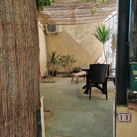 Petite Maison Avec Une Cour *